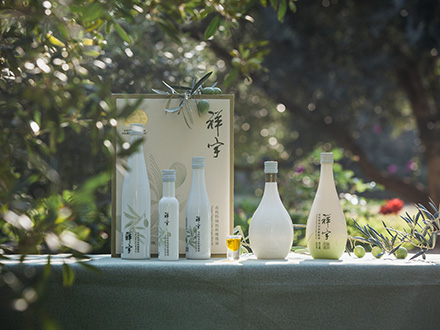 祥宇特級(jí)初榨橄欖油，純手工采摘、精選優(yōu)質(zhì)油橄欖鮮果，用意大利貝亞雷斯全自動(dòng)設(shè)備物理冷榨工藝，在鮮果采摘后8小時(shí)內(nèi)限時(shí)鮮榨而成。
