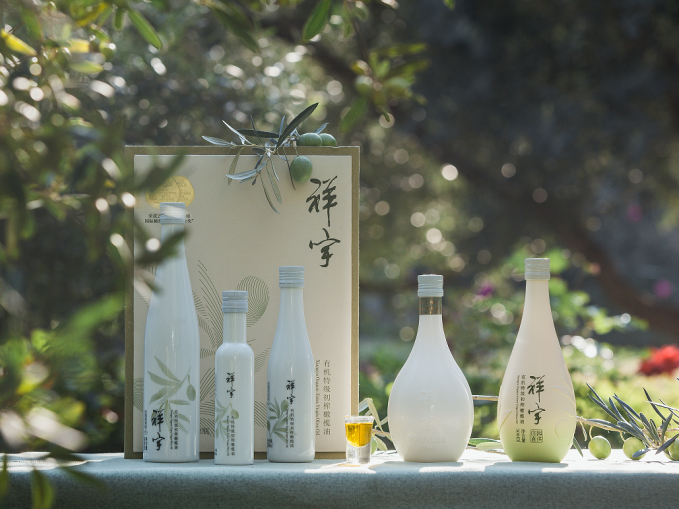 知源頭更放心甘肅隴南國(guó)際油橄欖協(xié)會(huì)IOC認(rèn)定中國(guó)油橄欖一我，是一瓶橄欖油，人們賦..